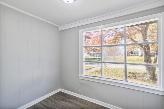 Building Photo - 611 E Main St