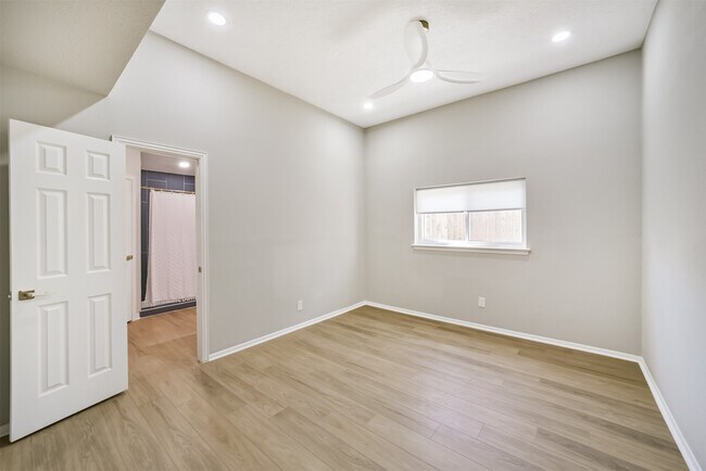 Building Photo - 10826 Thorncliff Dr