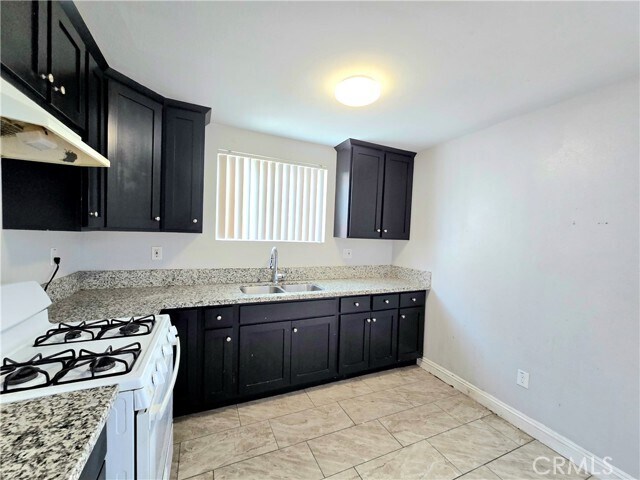 Building Photo - 715 W 58th St