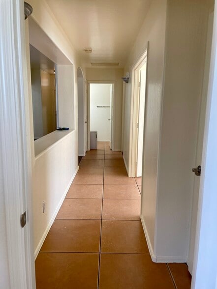 Building Photo - 1048 E Susan Ln