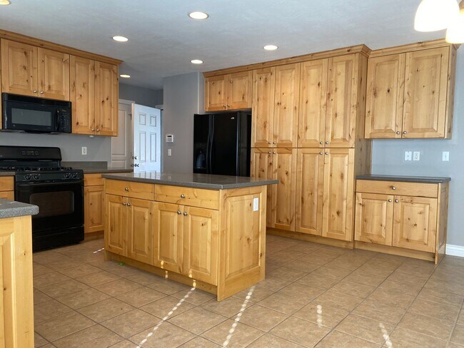 Primary Photo - 6 Bedroom/3.5 Bathroom Home In Syracuse!