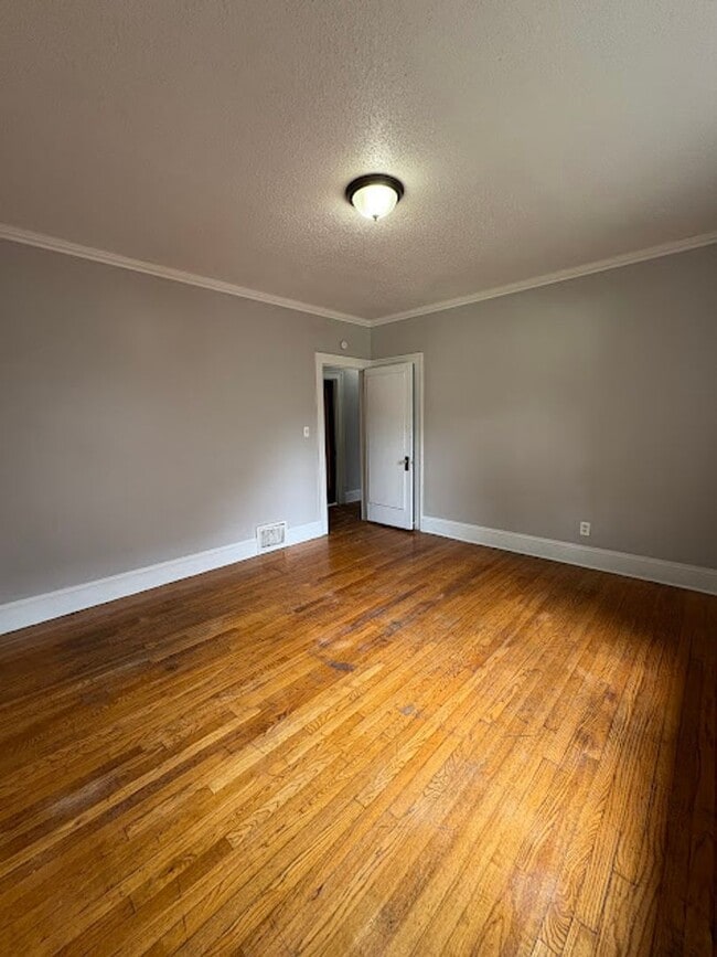 Building Photo - 3 Bedroom, 1 Bathroom Apartment Rent Ready!