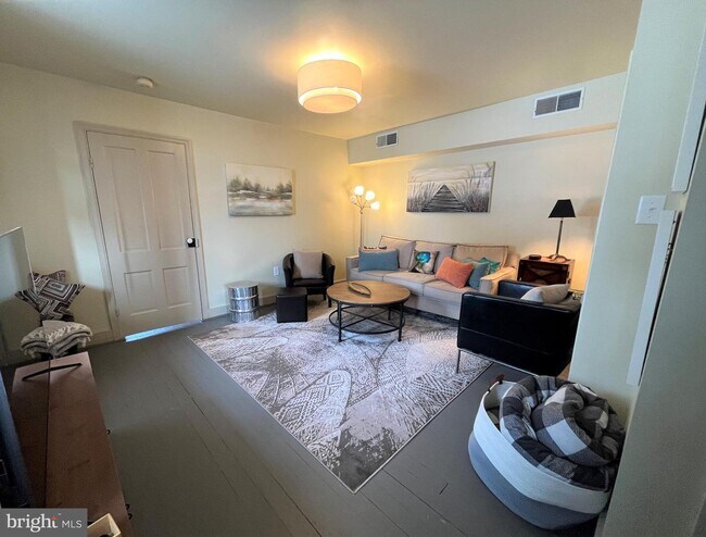 Building Photo - 509 S Market St