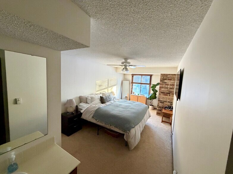 Building Photo - 3720 Independence Ave S