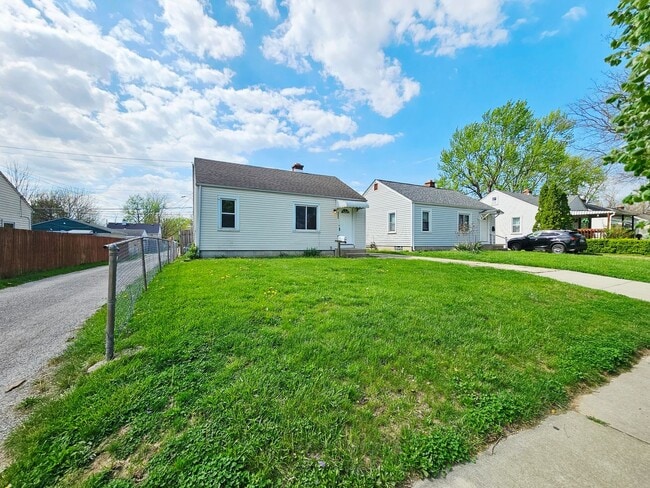 Building Photo - Move-In Ready 2BR/1BA Home w/ 2-Car Garage | Recently Updated