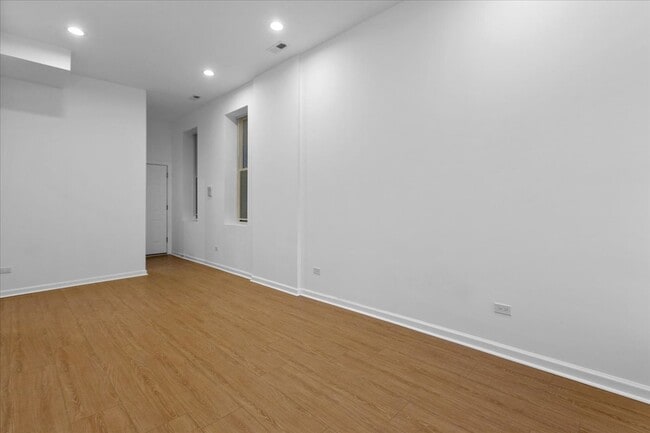 Building Photo - 1313 W Chicago Ave