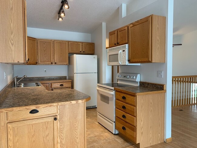 Building Photo - 3 Bedroom Twinhome