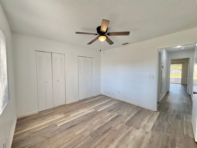 Building Photo - Winter Ridge - End Unit & Canal Front