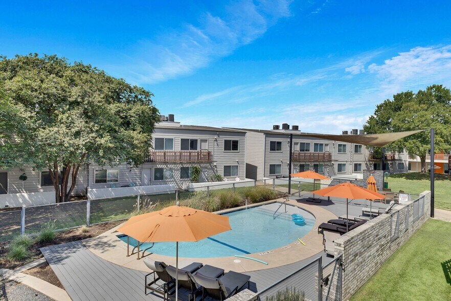 Building Photo - 2200 Dickson Dr