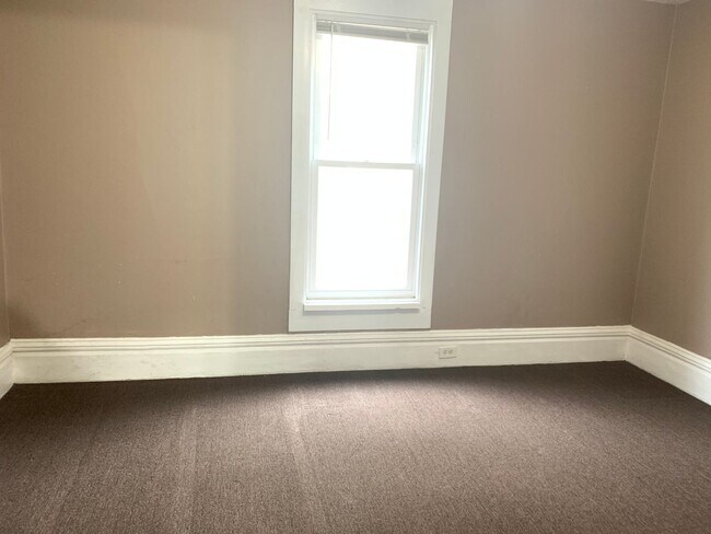 Building Photo - Upper Three Bedroom on NW Side of Grand Ra...