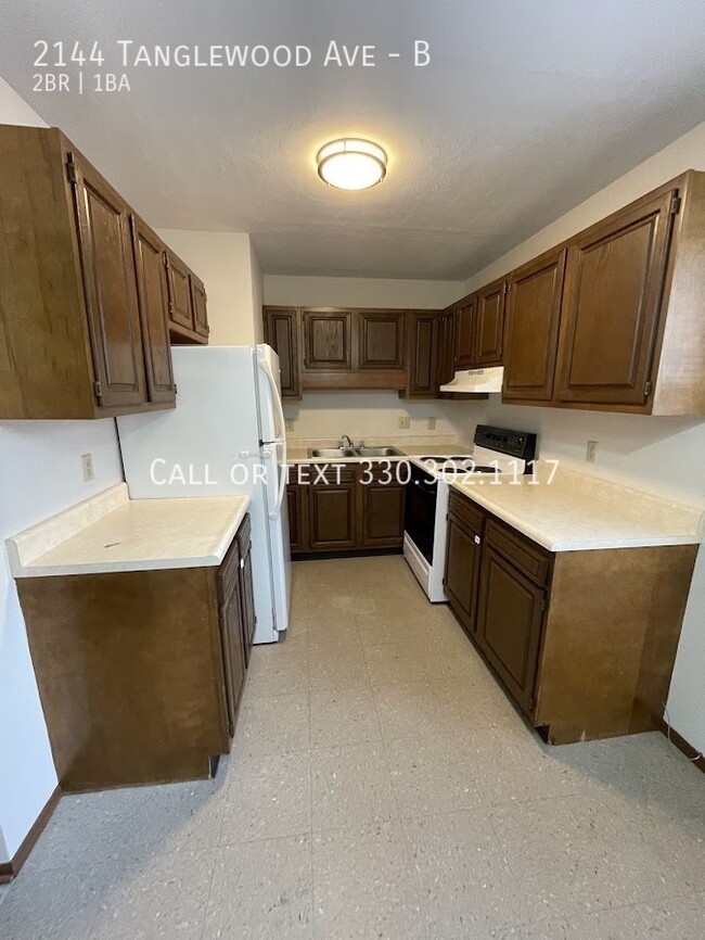 Building Photo - Two bedroom one bathroom second level apar...