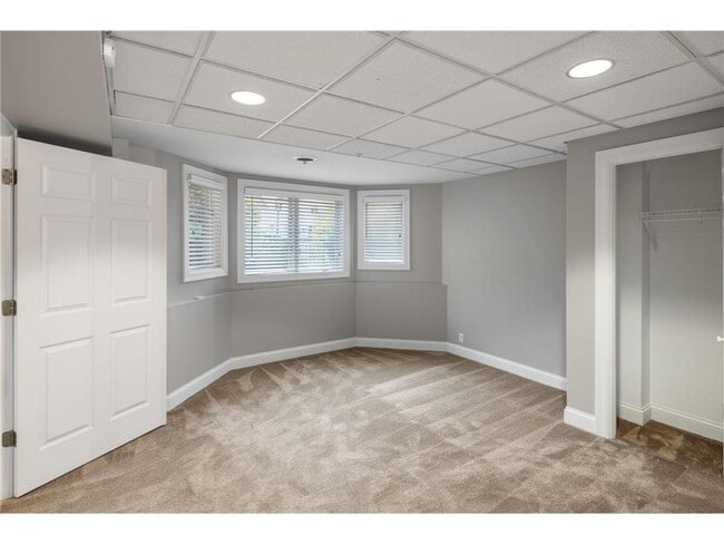 Building Photo - 517 River St