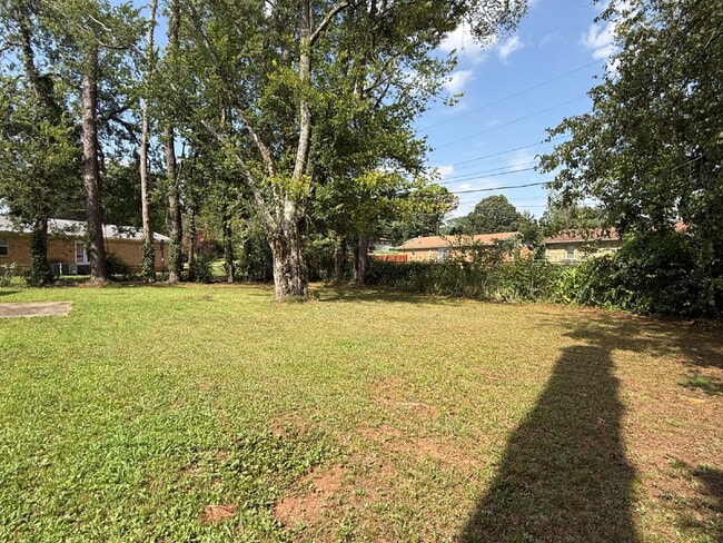 Building Photo - "Charming 3-Bed Home with Beautiful Hardwood Floors on Euclid Road!"