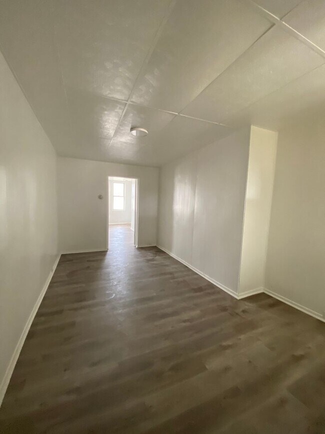 Building Photo - 237 Ella St