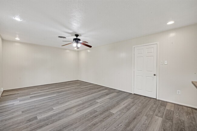 Building Photo - 9667 Meadowvale Dr