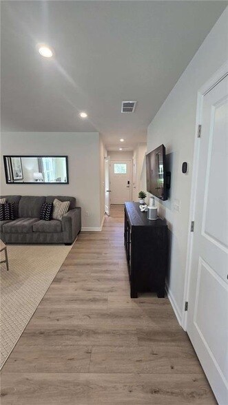 Building Photo - 12 Downing Dr