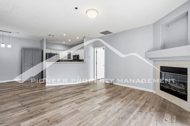 Building Photo - Spacious Condo with Central AC and Washer/Dryer