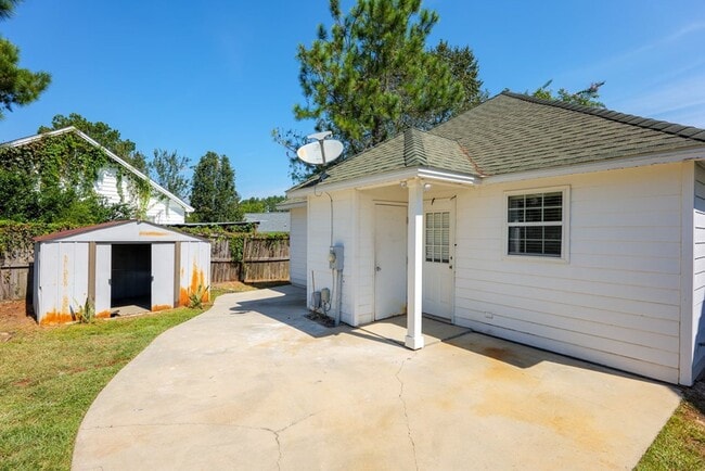 Building Photo - Inviting 3BR Home with Open Split Floor Plan, Fenced Yard & Covered Porches in Northlake