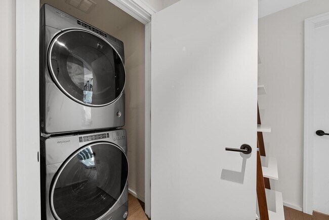 Building Photo - 1425 Hudson St