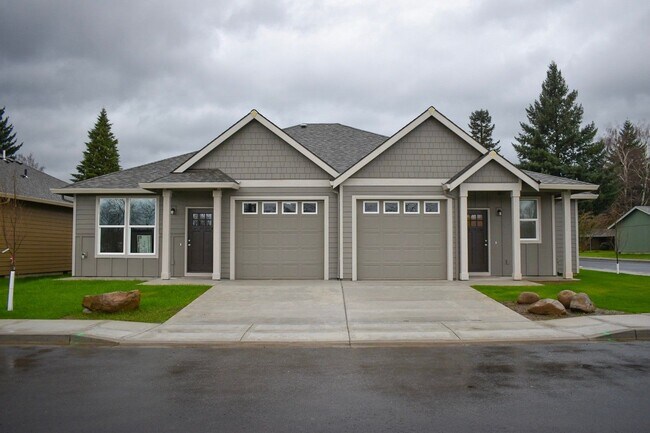 Building Photo - 2 Bedroom 2 Bathroom Duplex in a New Great...