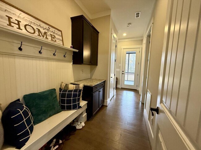 Building Photo - 1316 Spicer Ln