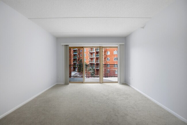 Building Photo - 650 S River Rd