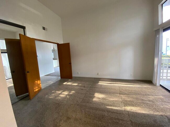 Building Photo - 520 Via De La Valle