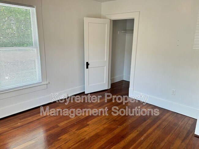 Building Photo - 204 W Peabody St