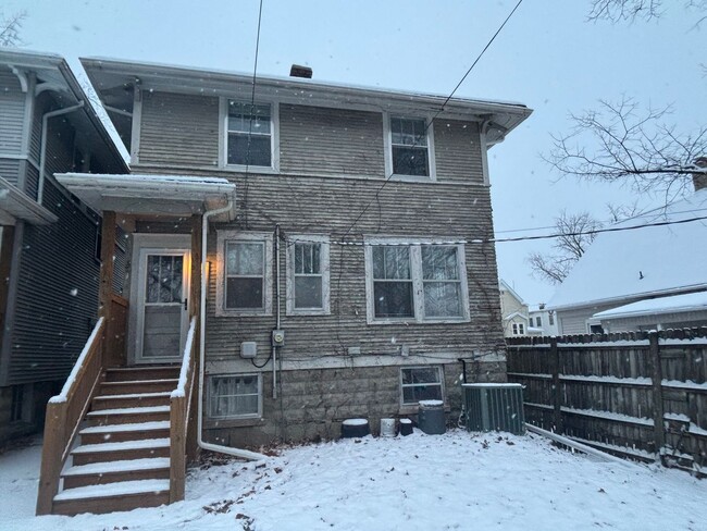 Building Photo - Rental Home Located at 808.5 E. Grove Street