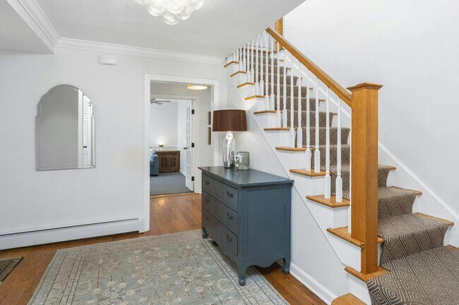 Building Photo - 21 Roxbury Ln