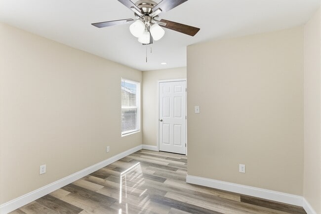 Building Photo - 109 N Cruze St