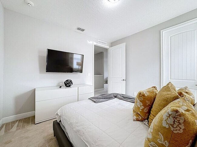 Building Photo - 8 Bedrooms 7 baths on a resort community