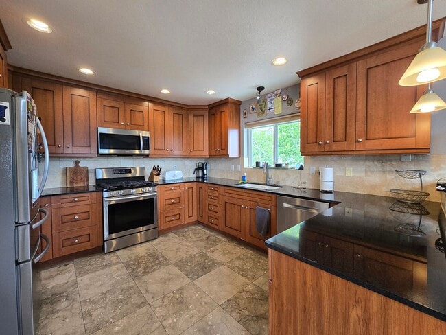 Building Photo - Beautiful Quemazon Home (5085 Alegria)