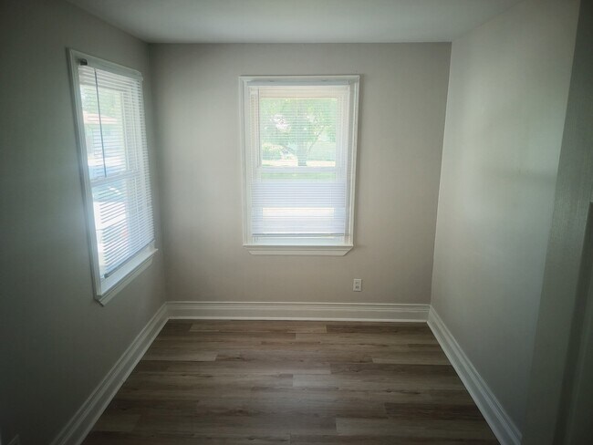 Building Photo - 811 Bella Ln