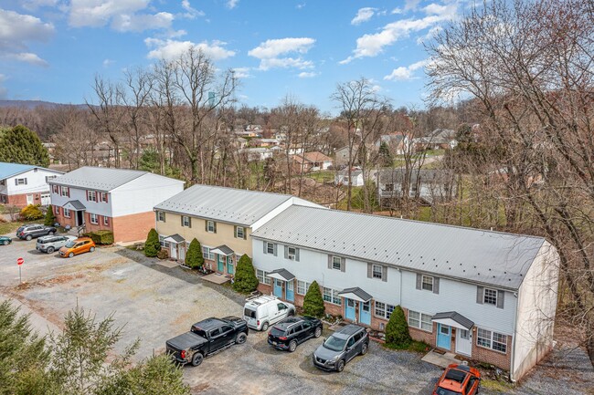 Building Photo - Welcome to our cozy 2-bedroom, 1-bathroom ...