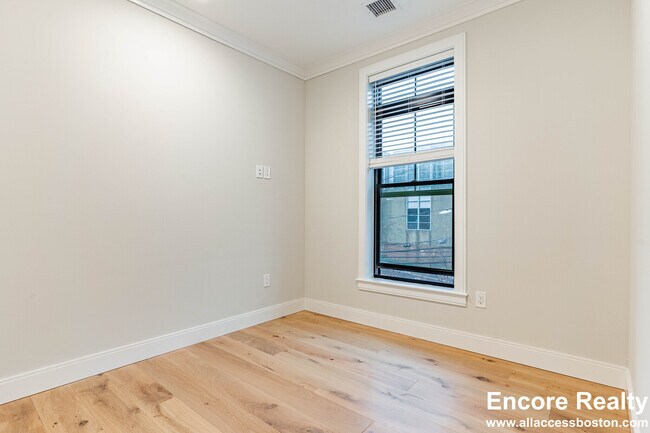 Building Photo - 157 Everett St