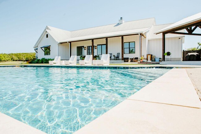 Building Photo - 2300 W Fitzhugh Rd