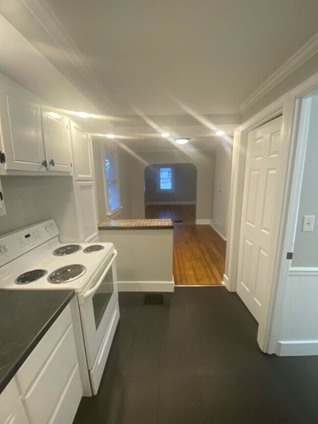 Building Photo - 2 bedroom/1 bath - Available Now