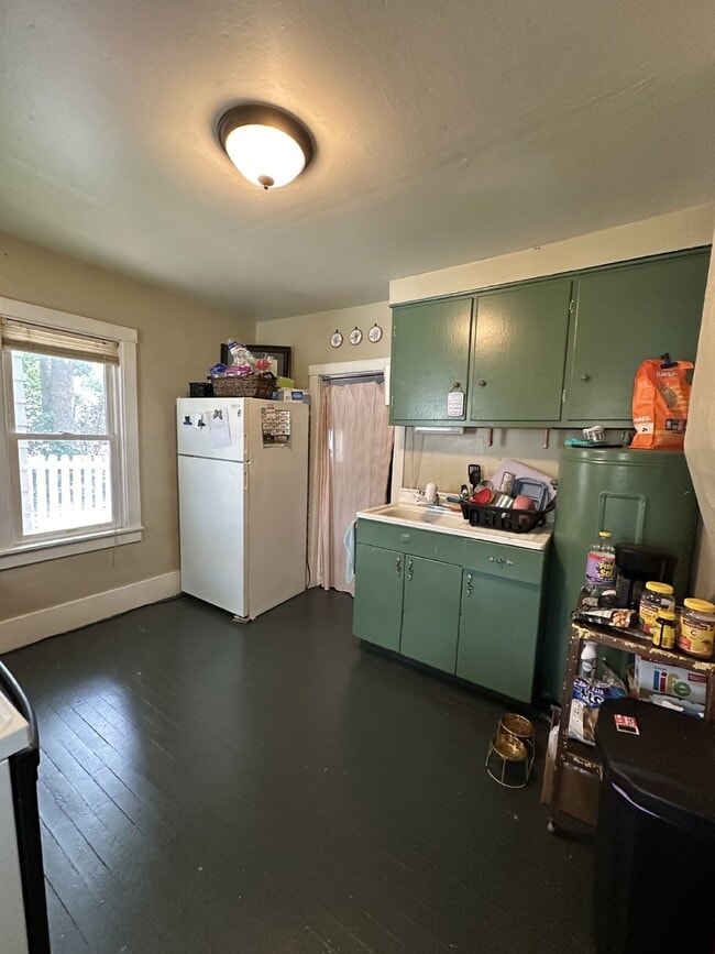 Building Photo - 1 Bed 1 Bath single family home near UWEC Available June 1st! Fenced in yard!