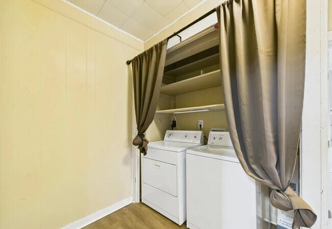 Building Photo - 1/2 OFF 1ST MONTH RENT - 2 Bedroom 1 Bathroom House for Rent