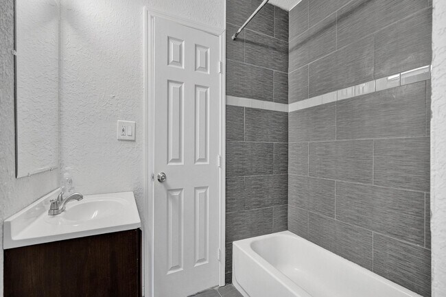 Building Photo - 651 SW 15th St