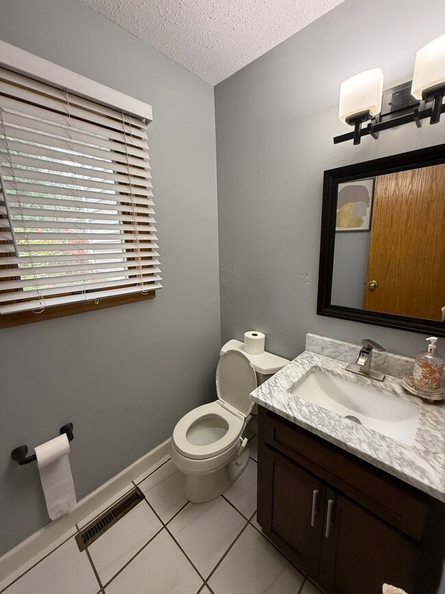 Building Photo - Beautiful single family home!