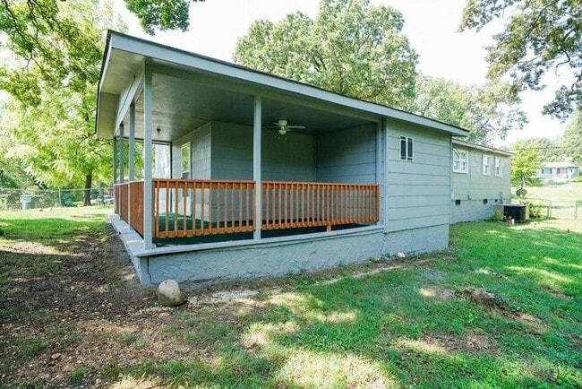Building Photo - Spacious 4-Bedroom, 2-Bath Home in Quiet C...