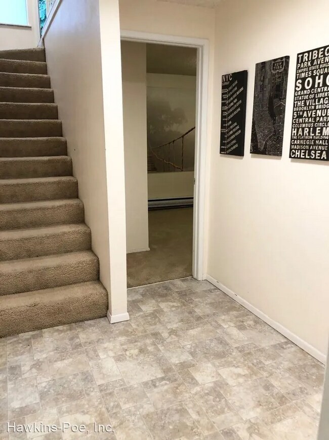Building Photo - 3 bed 2 bath Duplex Great Yard!