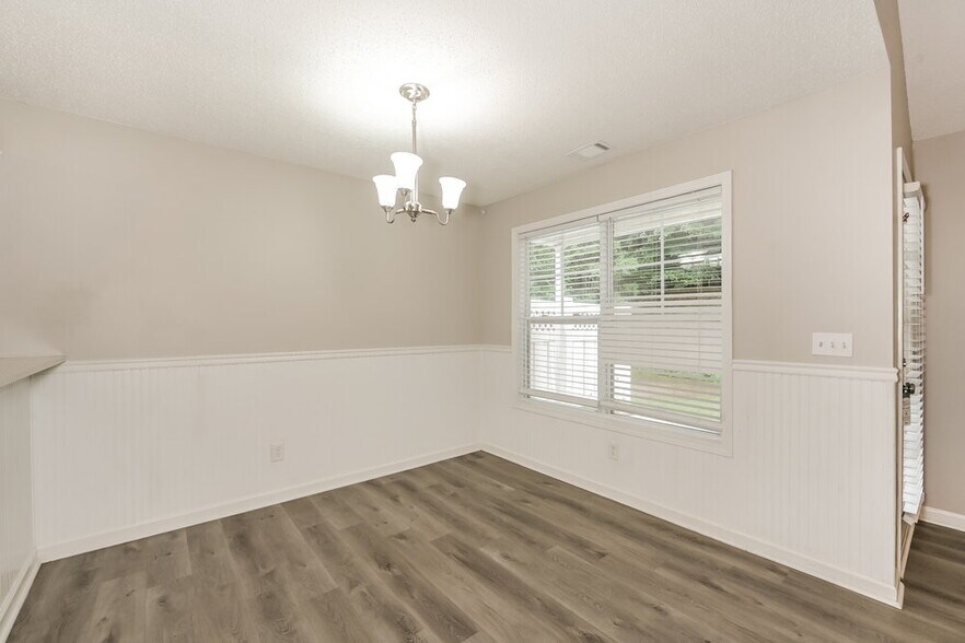 Building Photo - 3815 Pine Village Pl