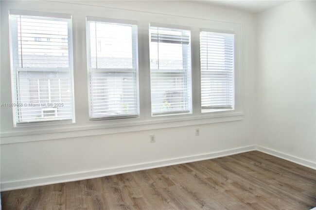 Building Photo - 501 SW 6th Ct