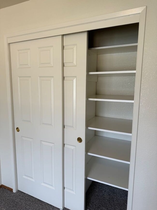 Building Photo - 3 Bedroom In Shasta View Neighborhood with...