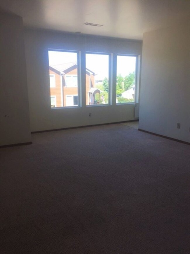 Building Photo - Top Location Condo!