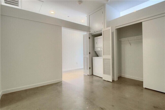 Building Photo - 507 Sabine St