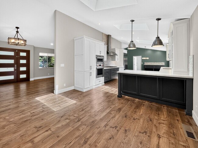 Building Photo - Gorgeous 4 Bedroom PLUS Spacious Bonus Room with Pool in Desired Alamo Neighborhood Available Now!